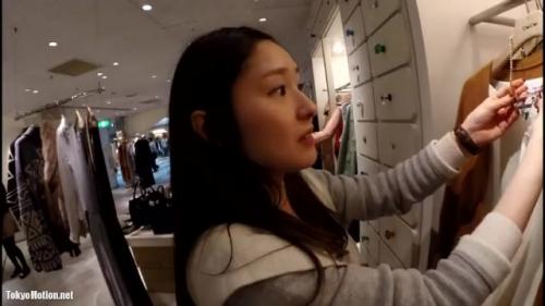 【盗撮パンチラ逆さ撮り】笑顔の素敵なアパレル店員|柄系のパンティくい込みが最高です！