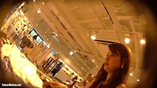【盗撮パンチラ逆さ撮り】ノースリーブがとってもお似合いなショップ店員さんがキュン♡