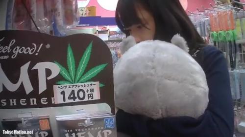 ＜P盗撮逆さ撮り＞お気に入りのぬいぐるみを抱いている美女を撮影！
