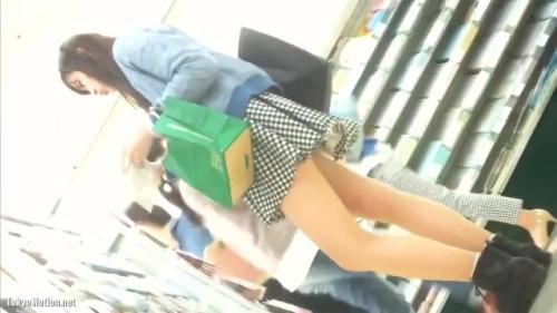 ＜パンチラ盗撮＞ギンガムチェックがお似合いの美女♡|スレンダーで綺麗な脚もそそるわぁ～ｗｗ