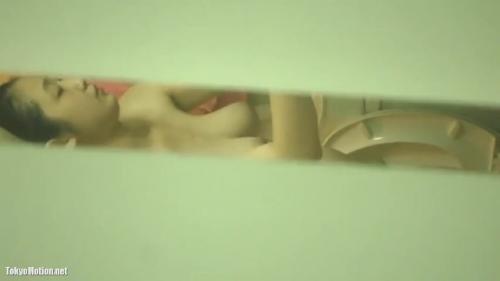 ＜民家盗撮＞後輩の奥さんのお風呂風景を覗いてみたらとんでもなくロケット乳の持ち主だった！