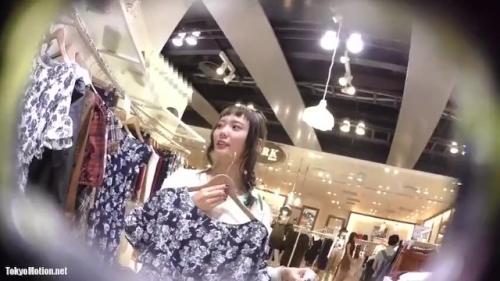 【※盗撮逆さ撮り※】前髪パッツンしているお肌ぷりぷりの女性定員|お尻の張りがその若さを感じるｗｗｗ
