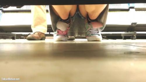 【対面パンチラ盗撮】絶好の位置撮りでJCからJKまでバッチリGETか！？
