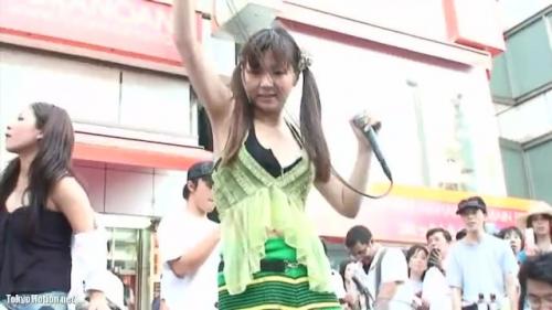 ＜沢本あすか出没＞オタの前で大股広げお〇ンコアピール！|ギャラリーに警察きたら教えてとつぶやくが…。