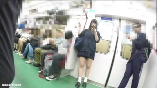 【P逆さ撮り盗撮】電車で黒髪のJKを見つけてパンチラ鑑賞！