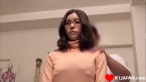 【マッサージ盗撮】メガネをかけた巨乳美女が大柄な変態施術師の餌食になってしまうｗｗ