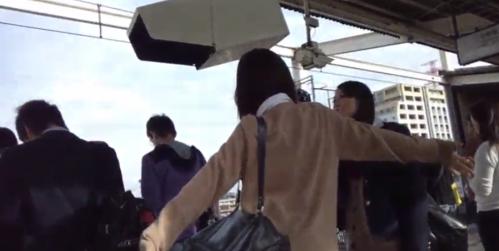 ＜盗撮パンチラ逆さ撮り＞制服姿の女子を後ろからキャッチアイ！！