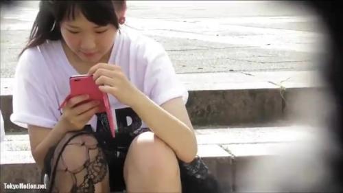 ＜パンチラ隠し撮り＞階段に座ってる女子発見！へそ出し女子のシミ付きパンティが最高♡