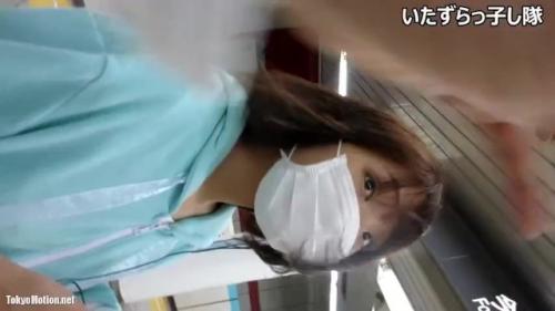 ＜P盗撮逆さ撮り＞マスク姿でも美人とわかるこの女性のパンティがおすすめ！