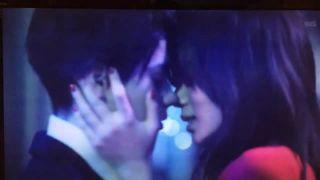◇池田エライザの濡れ場キスシーン♡|口に含んだ飲み物を男に口移しするなんてｗｗ