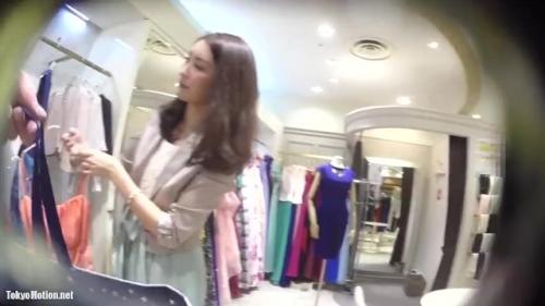 【パンチラ盗撮逆さ撮り】ロングヘアーのアパレル店員さん|パステルカラーのスカートからパンツが見えるｗｗ