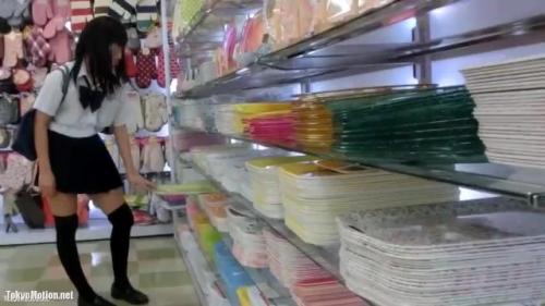 ＜パンチラ盗撮逆さ撮り＞学校帰りの女子高生|短めスカートから清楚系の下着…。