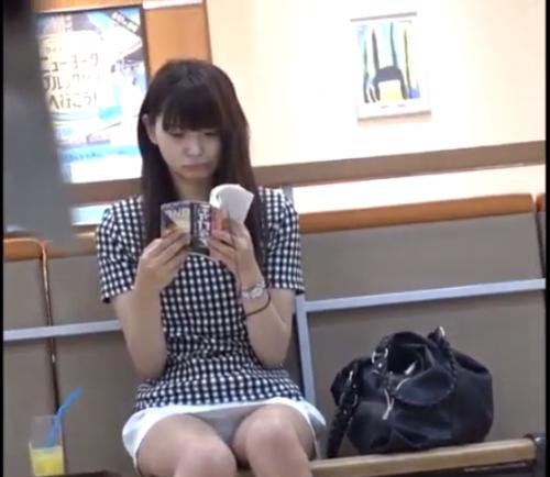 ＜パンチラ逆さ撮り＞ギンガムチェックがお似合いの美女|本読んでるところで隙が出てしまうｗｗ