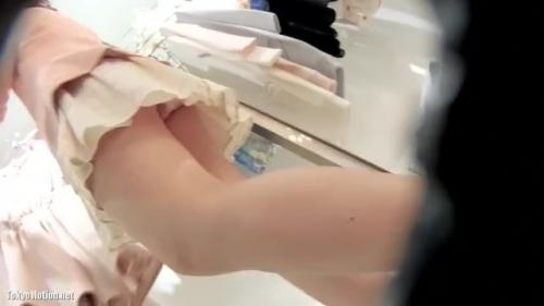 ＜パンチラ盗撮逆さ撮り＞アパレル勤務のギャル姉さんパンチラGET！