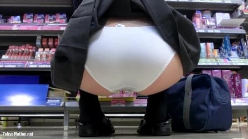 見よこのデカ尻！モミごたえ100％の女子校生のスカート捲り！！