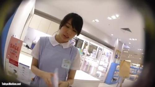 【パンチラ逆さ盗撮】黒髪のお嬢様系美女|定員さんの白パンツがヤバイぐらい清楚！