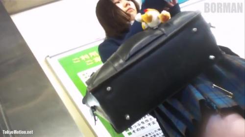 ＜盗撮逆さ撮り＞カバンにぬいぐるみを身にまとったスカート短め激カワ制服JKを下から盗撮！