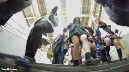 《パンチラ盗撮逆さ撮り》階段から可愛いJKきたからついでにパンティ鑑賞！