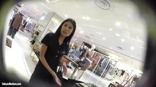 【パンチラ逆さ盗撮】アパレル店にいた黒髪スレンダー美女を撮影|もはやその美しさは芸能人レベル！