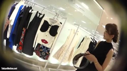 ＜パンチラ盗撮逆さ撮り＞黒のノースリーブがお似合い＠ショップ定員の下着チェキｗｗ