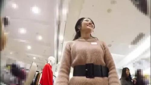【パンチラ逆さ撮り】極太いベルトをした美人店員さん♡