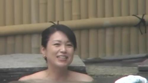 ＜露天風呂盗撮＞湯に浸かり解放感に酔いしれる女性陣！