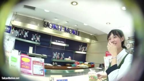 【パンチラ逆さ盗撮】お菓子屋さんで働いている清楚系美女|難易度高めの角度からの映像