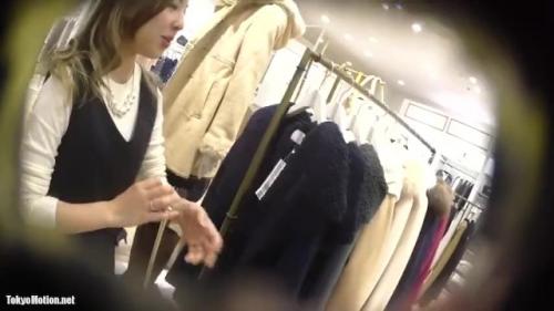 【パンチラ盗撮逆さ撮り】目元がぱっちりのショップ美人店員|ヘアーのアッシュ感も素敵です！