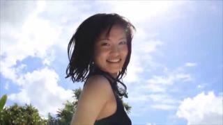 ＜芸能人・小島瑠璃子＞ スクール水着を着用することで幼さを感じてしまう映像！？