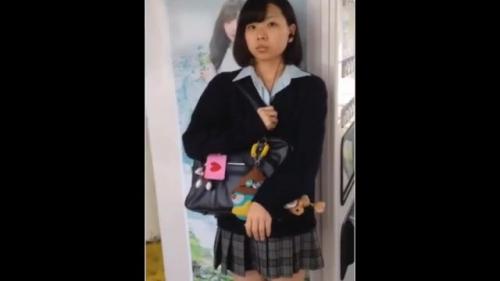 【盗撮逆さ撮り】駅ホームでJKのスカートをもろ捲り♡
