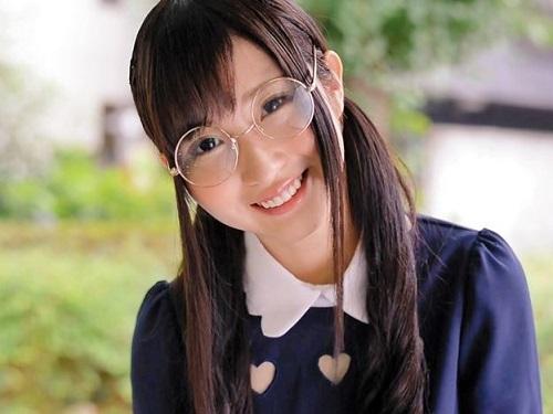 知識豊富で経験少なめの女子大生が男優にハメ倒されてメロメロwww