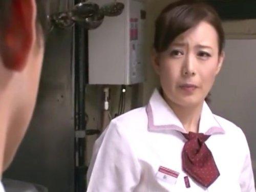 《人妻さん》バイト先にいる人妻が美人すぎるから…!!! 我慢できずに無理やりヤッちゃったwww