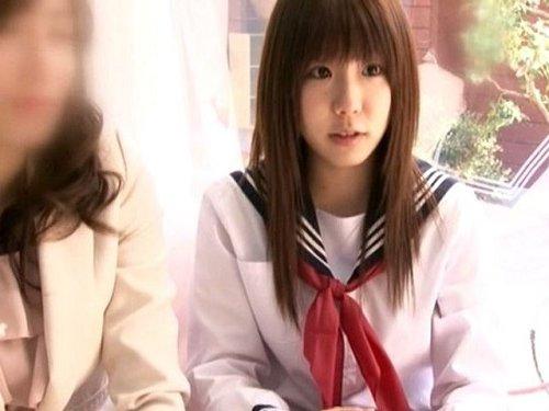《マジックミラー号》ママがいるから安心!? と思ったら外でママを待たせて純粋JK美少女がデカチン生ハメの洗礼www