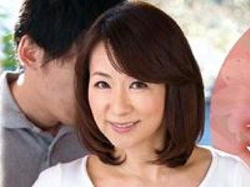 《熟女 おばさん》愛し合う母と息子!!! パパを放ったらかして禁断快楽の母子相姦www