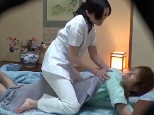 《人妻さん》地方旅館の女性マッサージ師は淫乱サービス当たり前!!! 勃たせてしゃぶるドスケベ行為を隠し撮りwww