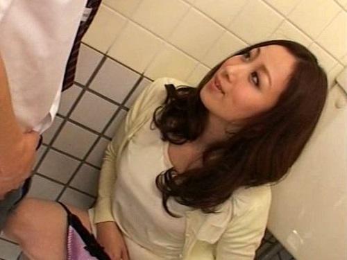 《人妻さん》男子校生を誘惑する美マダム!!! パンチラで釣って若いチンポをシゴいておしゃぶりwww