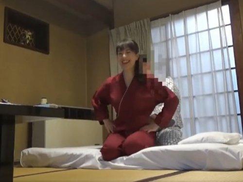 《熟女ナンパ》宿の仲居さんはウワサ通りの美人揃い!!! 早速口説いてしゃぶらせたwww
