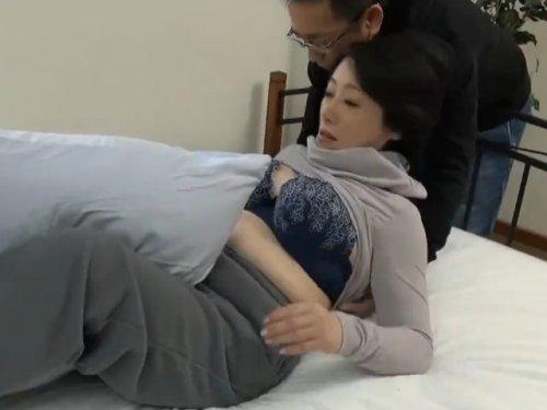 《五十路ナンパ》「色々協力して下さい」なんて言われて無抵抗に脱がされるおばちゃんwww