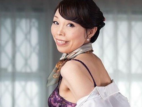 《五十路》引退したけど雰囲気残す元CA!!! 美魔女の魅力で息子の親友釣り上げデカチン味わう生ハメ交尾www