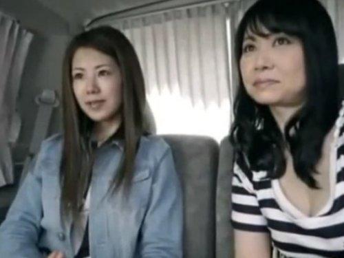 《母娘ナンパ》ママのフリ見て娘もしゃぶる!!! 一本のチンポを舐め合う仲良し母娘www