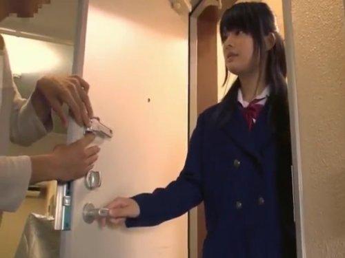 《イラマチオ》「ハイッ どなた〜??」☆美少女JKを誘い出して無慈悲な強制フェラwww