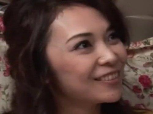 《人妻ナンパ》ナンパされた美人妻!!! 言われるままにパンツ脱いでご無沙汰オマ○コ見せちゃうwww