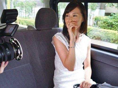 《熟女 おばさん》憧れのAVデビューが嬉しくて堪らない奥様がイキ潮飛ばして大悶えwww