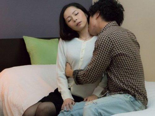 《熟女 おばさん》密かに流行の出張ホスト!!! ホテルでイケメンに溺れる美熟女を隠し撮りwww