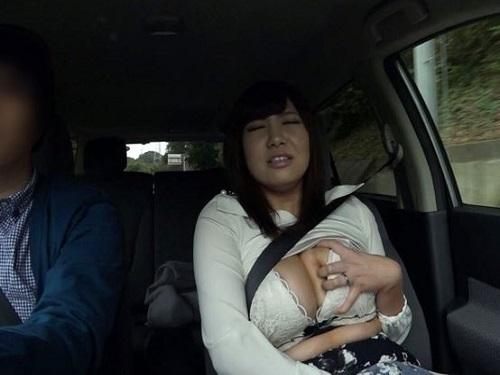 《人妻さん》セックスレスの巨乳妻!!! 不倫旅行の車中でオナニー始めるせっかちな若妻さんwww