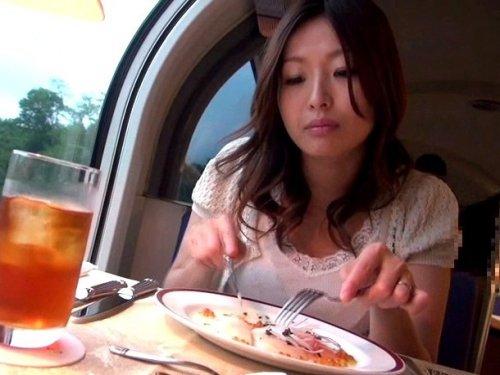 《人妻さん》車窓バックにセフレとドエロ生ハメ交尾!!! 豊満ボディの美人妻が寝台列車で浮気旅www