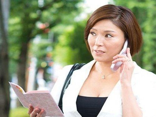 《熟女 おばさん》枕営業は当たり前!!! シゴいてしゃぶって契約勝ち取る生保レディのエロい真実www