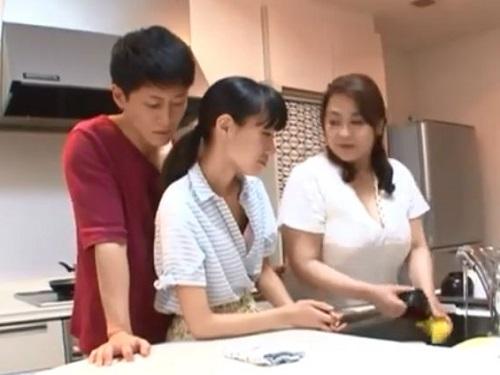 《六十路》夫婦仲睦まじく見えて…!!! 実は義母にこっそりザーメン吸い取ってもらってるやさしい亭主www
