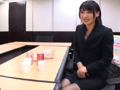 ズッポリくわえてガッツリ抜いてくれる!!! 真面目なオフィスレディのフェラ抜きがエロ杉www