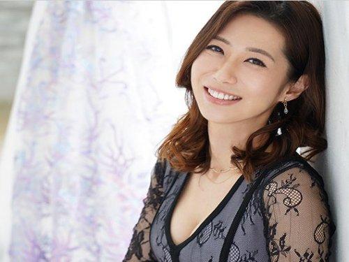 《人妻さん》アタシ…ホントはお酒とおチンチンが大好きなの…❤ 亭主じゃ満足出来ない美人妻が念願叶ってAVデビューwww